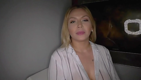 Latina with a sexy body swallows cum from her turntable