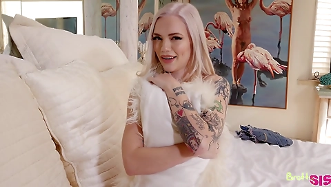Tattooed blonde woman has a great natural pussy and big ass