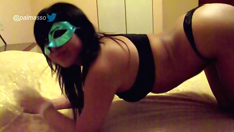 Latina con tetas pequeñas y una cara abierta en video