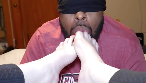 Amateur couple makes the other one suck their feet in the vid