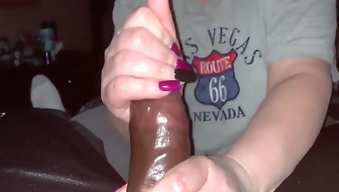 Mature bitch gets her cunt fucked in a homemade video